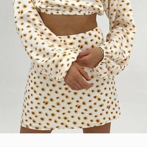 WEWOREWHAT Mini Slip Skirt Ditsy Daisies ZR5 Ivory‎ Multi Floral Size M